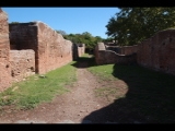 01434 ostia - regio ii - insula vi - via della fontana - im nordbereich - blick in die via della palaestra ri osten.jpg